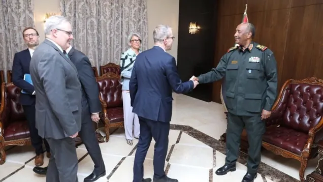 البرهان مع المبعوثين الدوليين.jpg