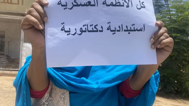 موكب المرأة الواحدة في الخرطوم.jpg