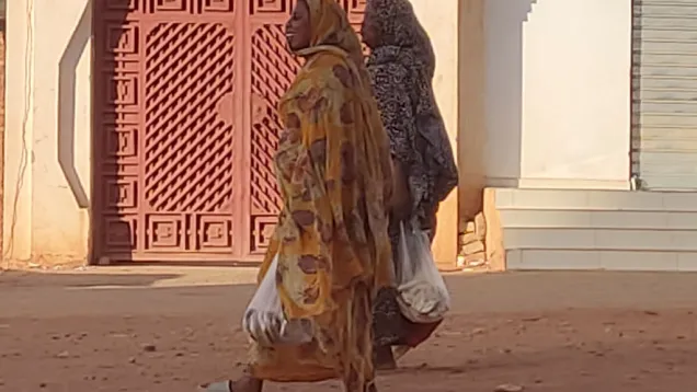 غادر العديد من المواطنين منازلهم في الخرطوم واتجهوا للولايات.jpg