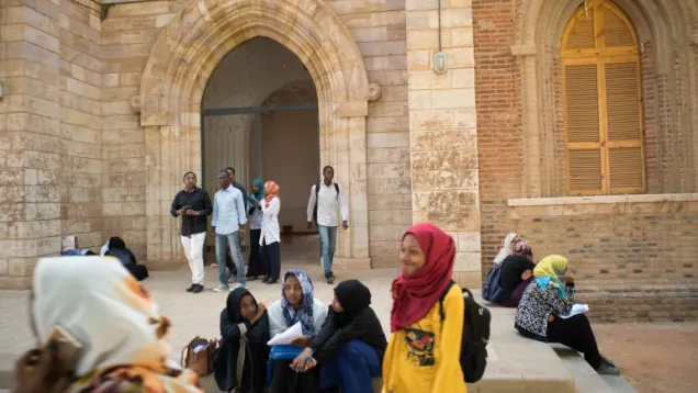 طلاب في جامعة الخرطوم.jpg