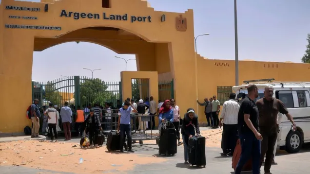 غادر العديد من السودانيين إلى مصر عبر المعابر البرية شمالي البلاد (Getty).jpg