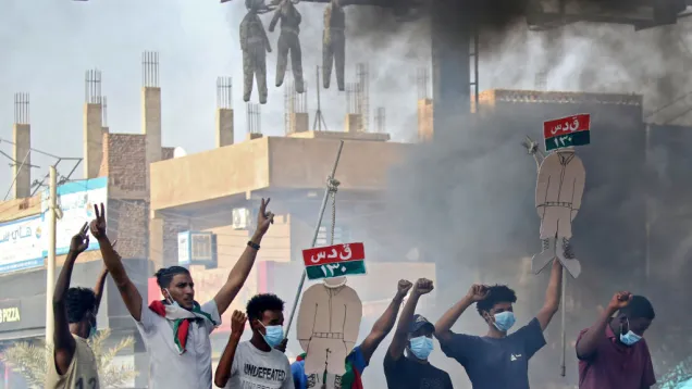 محتجون يحملون لوحات سيارات قوات الدعم السريع المحطمة عقب فض الاعتصام بالخرطوم في العام 2019 (Getty).jpg