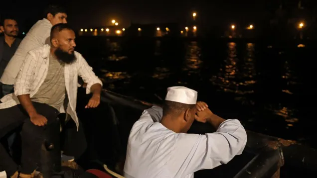 أشخاص على البحر الأحمر.jpg