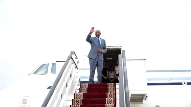 البرهان في الطائرة.jpeg