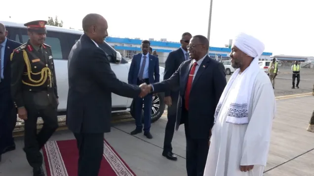 البرهان في وداعه مجموعة من المسؤولين والوزراء بمطار بورتسودان (2).jpg