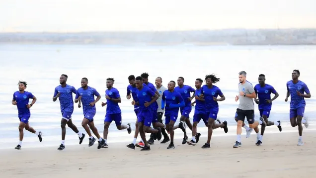 فريق الكرة بنادي الهلال السوداني يجري تمارين بالمغرب.jpeg