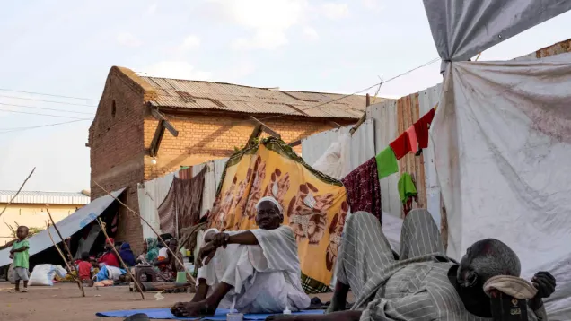 مواطنون سودانيون في معسكر نازحين.jpg