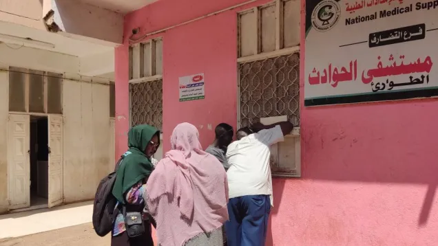 يصطف المرضى بمستشفى القضارف التعليمي لتلقي العلاج.jpg