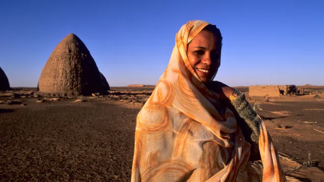 امرأة بالتوب السوداني - آثار دنقلا العجوز.jpg