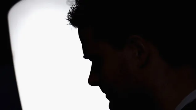 شخص أمام شباك.jpg