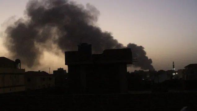 عمود دخان في سماء الخرطوم.jpg