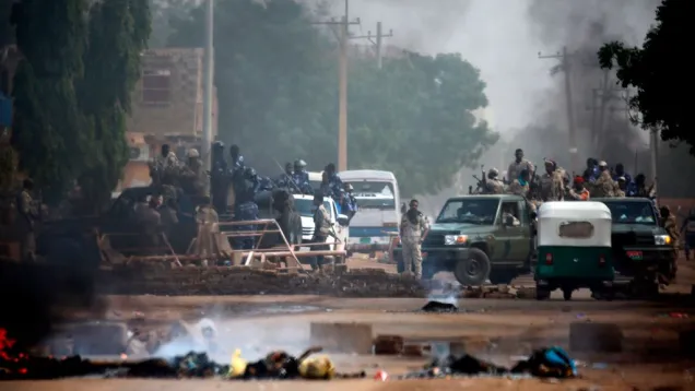قوات عسكرية أثناء فض اعتصام القيادة العامة.jpg