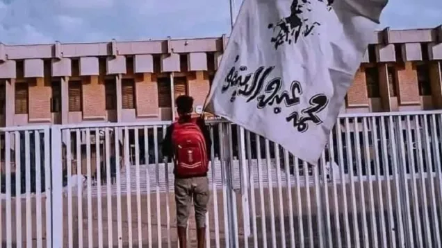 محتج يحمل لافتة بها صورة الشهيد الدينمو.jpg