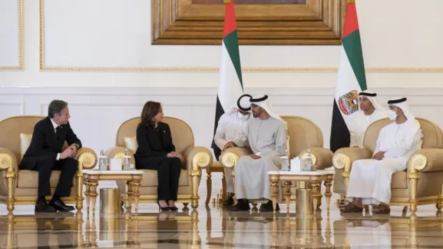 محمد بن زايد مع وزير الخارجية الأمريكي.jpg