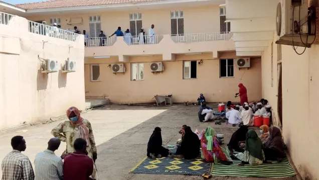 مرضى ومرافقين بمستشفى في السودان.jpg