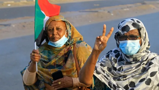 امرأتان في مظاهرة - علم.jpg