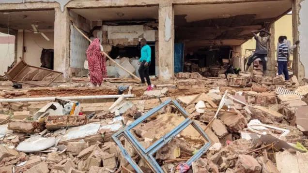 حطام جراء المعارك بين الجيش والدعم السريع.jpg