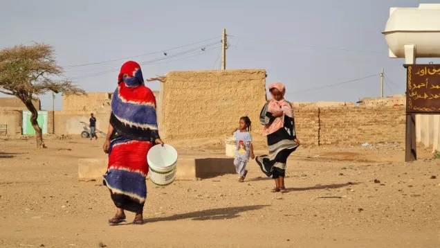 مواطنات يحاولن جلب الماء خلال الحرب.jpg