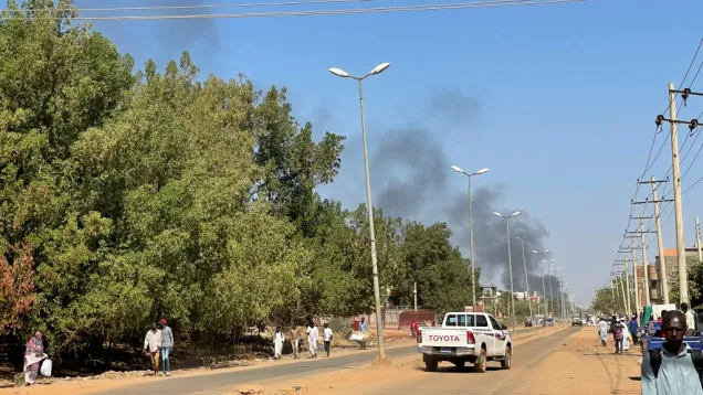 أعمدة الدخان في سماء ود مدني نتيجة للاشتباكات بين الجيش والدعم السريع في ولاية الجزيرة.jpg