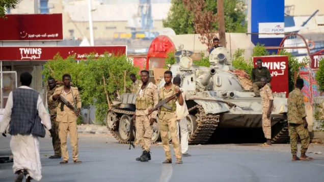 دبابة - جنود - الجيش السوداني.jpg