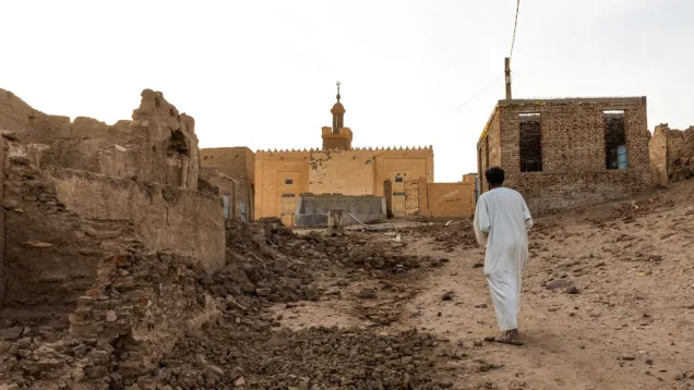 رجل يرتدي جلابية بمدينة الخندق التاريخية في السودان.jpg