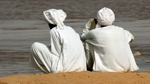 رجلان سودانيان بالزي التقليدي.jpg
