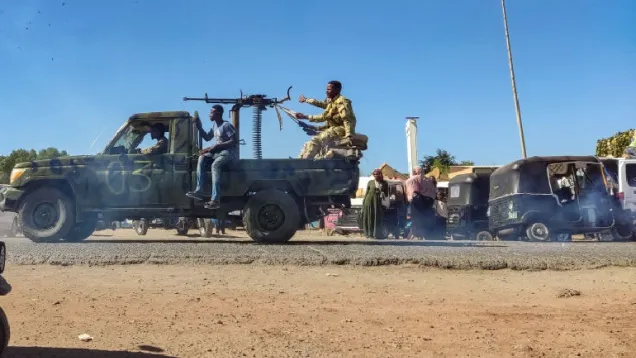 قوة من الجيش السوداني على ظهر مركبة عسكرية.jpg