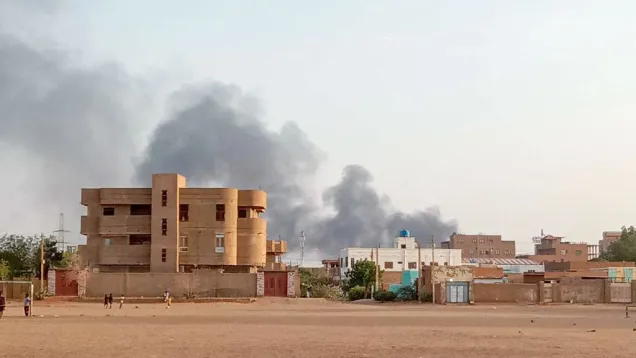 أعمدة دخان في سماء العاصمة السودانية الخرطوم.jpg