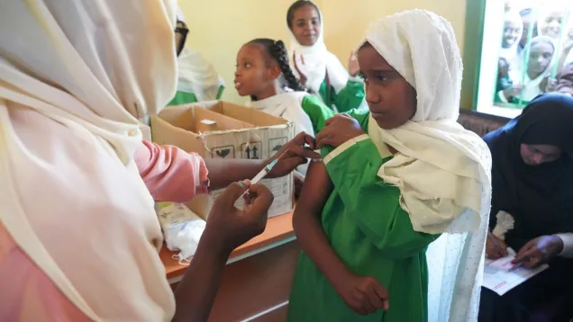 تطعيم طفلة ضد الحصبة في السودان.jpg