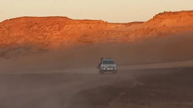 شاحنة بوكس في رحلتها عبر الصحراء إلى مصر.jpg