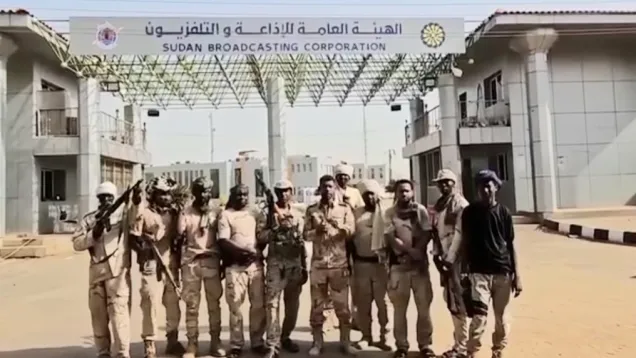 قوات الدعم السريع أمام مباني الهيئة العامة للإذاعة والتلفزيون.jpg