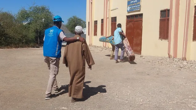 نازح سوداني وموظف مفوضية اللاجئين.jpeg
