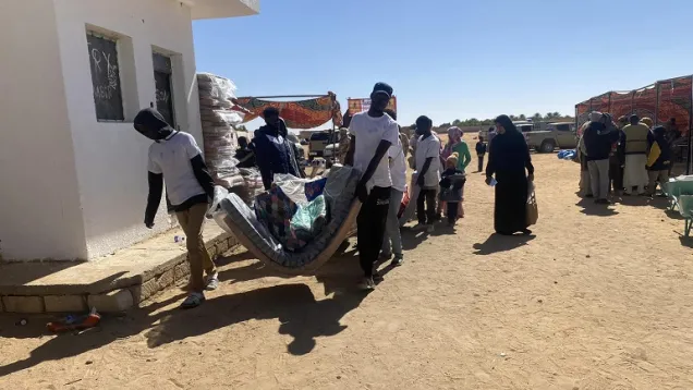 السلطات الليبية توزع مساعدات على اللاجئين السودانيين في مدينة الكفرة.jpg