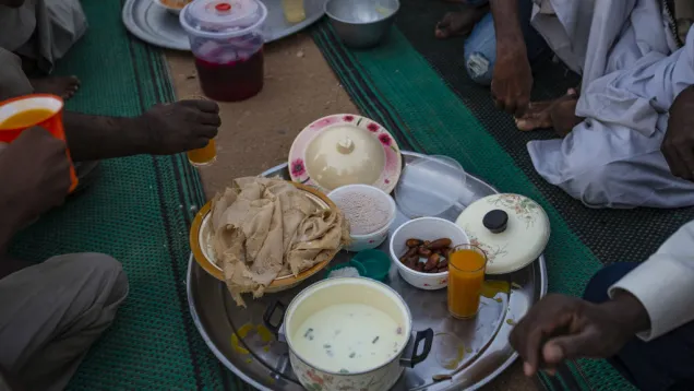 صينية فطور رمضان في السودان.jpg
