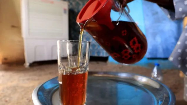 عصير الحلو مر الذي يعتبر من أهم العادات والتقاليد السودانية في رمضان.jpg
