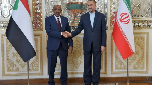 وزير الخارجية السوداني ونظيره الإيراني في طهران.jpg