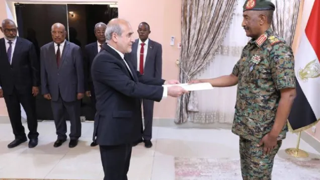 البرهان يتسلم أوراق السفير الإيراني.jpg