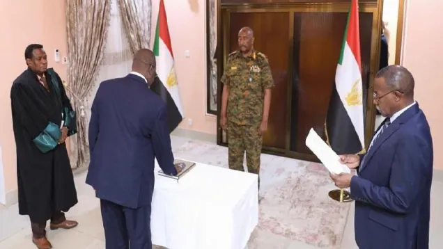 صلاح آدم تور يؤدي القسم.jpg
