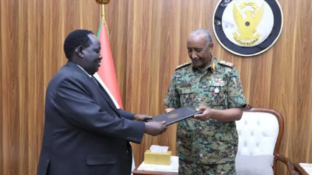 البرهان ومستشار رئيس جنوب السودان للشؤون الأمنية.jpg