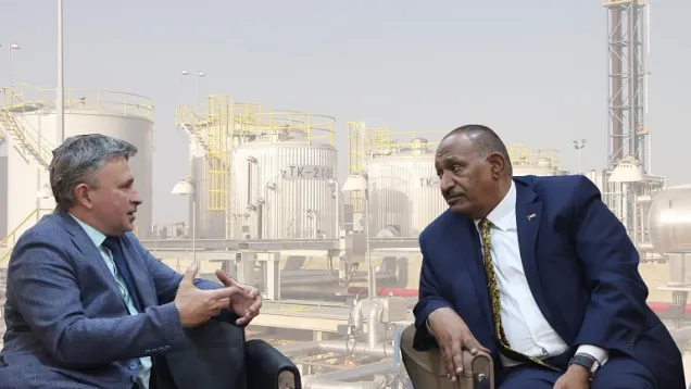 الوزير السوداني والسفير الروسي.jpg