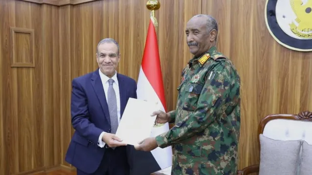 رئيس مجلس السيادة يتلقى رسالة من الرئيس المصري.jpg