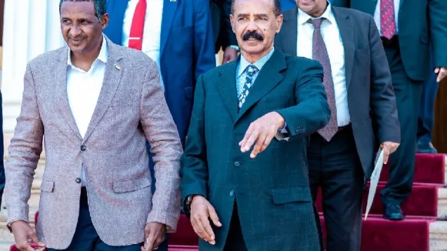 محمد حمدان دقلو والرئيس الإريتري إسياس أفورقي.jpg