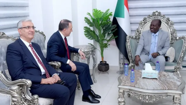 وزير الداخلية السوداني والسفير التركي.jpg