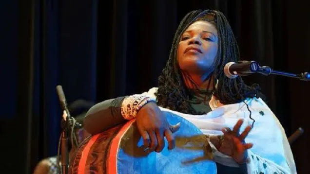 الفنانة السودانية آسيا مدني.jpg