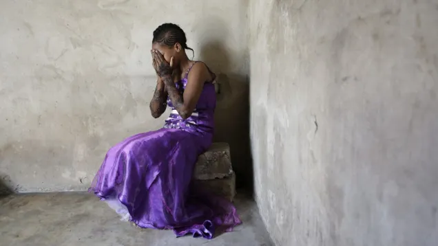dang_latifabei_po_jie_hun_shi_ta_shi_fen_shang_xin_latifa_was_very_sad_when_she_was_forced_to_marry_her_husband.jpg